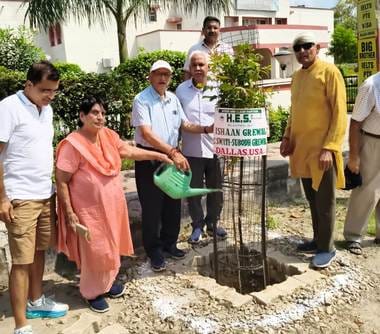 15 families planted trees with the help of HES