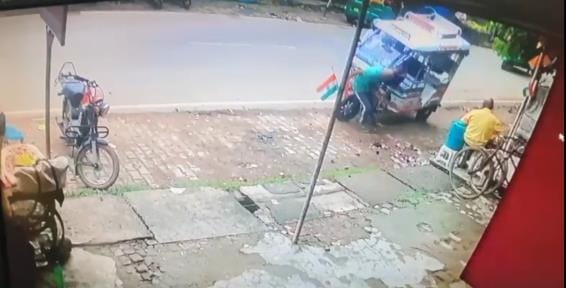 Gorakhpur News: Due to the negligence of the driver, the e-rickshaw overturned on the person sweeping, injured