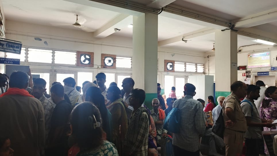 Arrangements fell short in front of the huge crowd at the medical college
