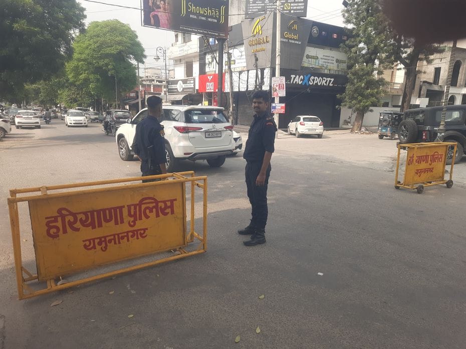 After robbing the bike, the criminals fired bullets at the showroom