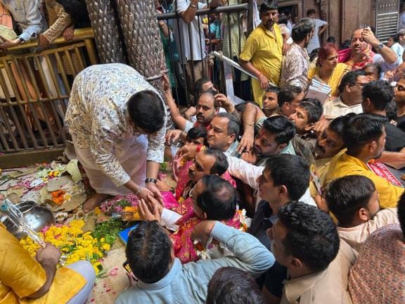 Union Minister Shripad Naik visited Bankebihari temple