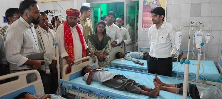 अस्पताल में बीमार बच्चों के बारे में जानकारी लेते जिला कलेक्टर अवधेश मीना