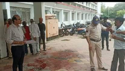 पेट्रोल की बॉटल छीनते पुलिसकर्मी