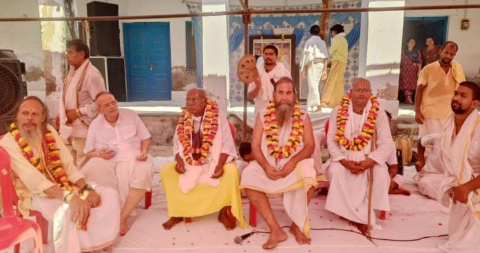 Worshiped the symbols from Nirvani and Nirmohi Akharas