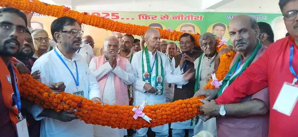 सम्मेलन में मंचासिन मंत्री सहित अन्य।मंत्री का स्वागत करते एनडीए कार्यकर्ता।सम्मेलन में मौजूद