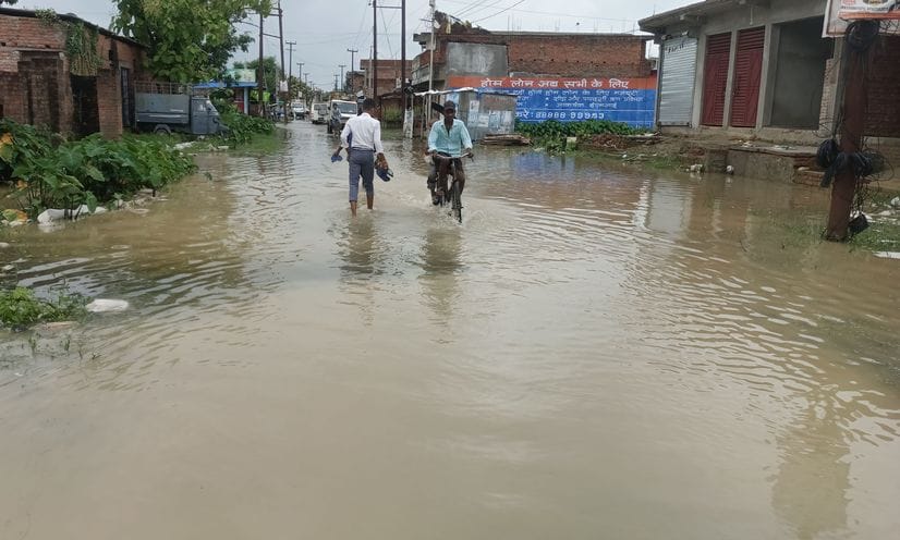 Siddharthnagar News : Drain construction incomplete, road submerged in water