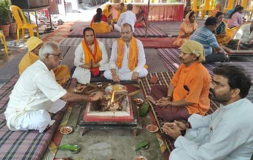 In the nine-kund Mahayagya, offerings were made with the Gayatri Mantra