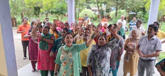 The villagers demonstrated at the tehsil headquarters