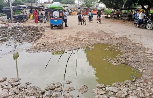 Annual income exceeds 10 crores, the way to the railway rack point is useless