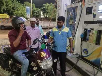 Put on the helmet kept at the pump, fill petrol, keep the helmet on and go ahead