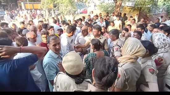 The Nagar Palika team which went to take action against encroachment near the temple was opposed and the action was stopped