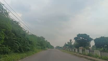 Delhi NCR Weather: with clouds gathering in the sky amid drizzle.