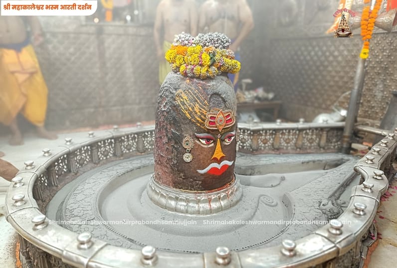 Baba Mahakal adorned Tripund on his forehead and Bhaang in the Bhasma Aarti today.