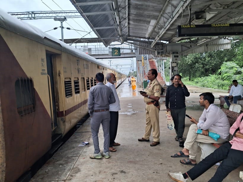 Engine of Manwar-Sangam Express failed