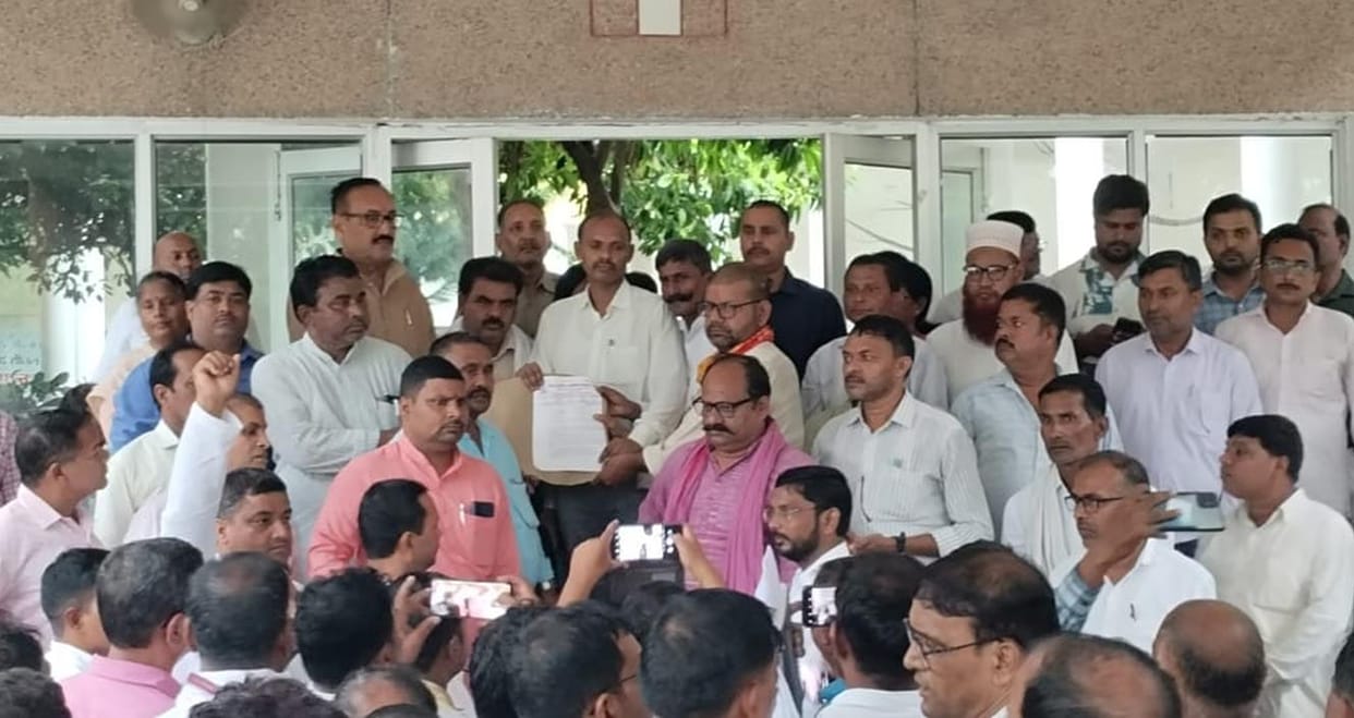 Teachers protested against the compulsion of TET