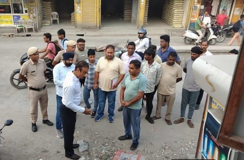 Goods kept on the road were confiscated and challans were issued for eight people