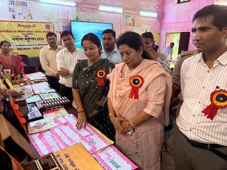 Teachers were honored with awards and certificates at the innovation fair