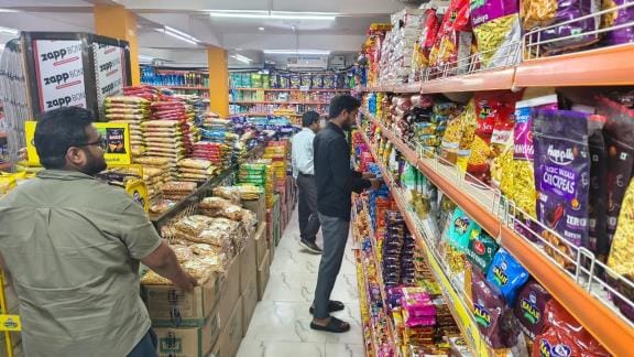 Shopkeepers are emptying old stock, will shop after 22