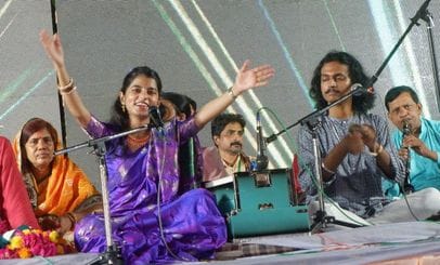 Maithili Thakur's bhajans enthralled the audience with the accompaniment of Rishabh and Aaychhi.