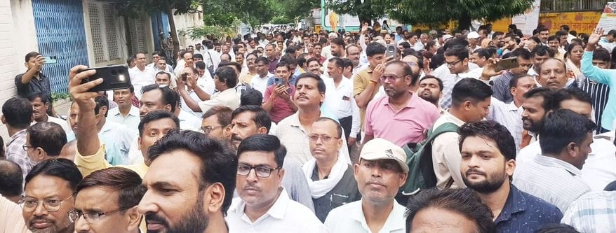 The teachers demonstrated and submitted a memorandum to the ADM Judicial
