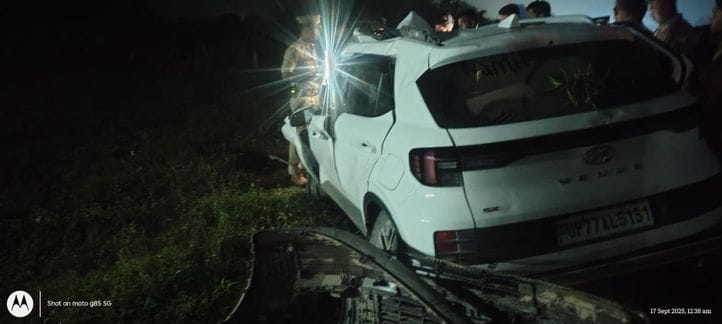 A sleepy car rammed into a truck, injuring a property dealer.