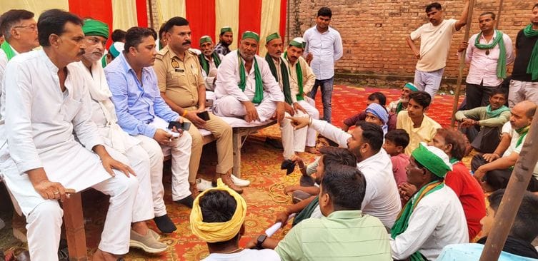 Farmers protested against the power crisis and surrounded the Bahua substation.