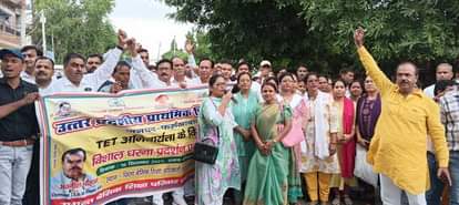 Teachers took out a march in protest against TET