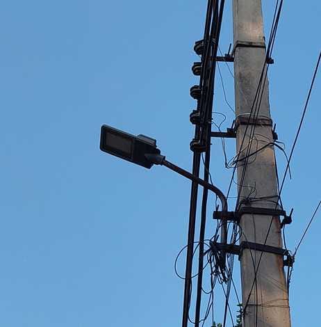 Jhansi: Staff came out on the road to repair faulty streetlights, many roads were found immersed in darkness.