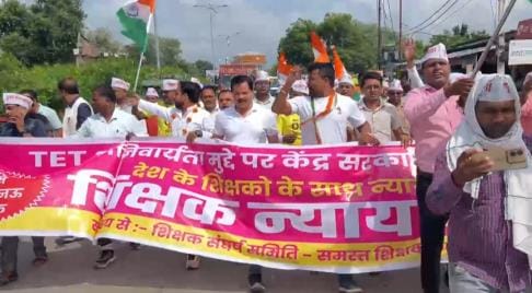 Teachers took out a march regarding TET.