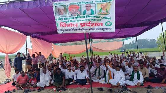 The Tehsildar assured the farmers to provide them a way