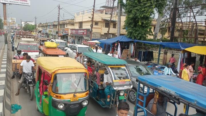 Huge traffic jam from Subhash Chowk to Collectorate