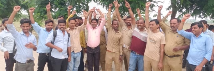 Drivers and conductors on strike, e-bus service halted