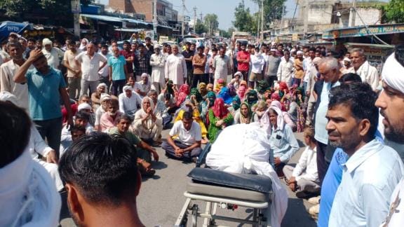 The injured died after one and a half months, the family members blocked the NH with the dead body for four and a half hours