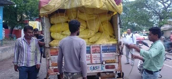 जब्त की गई कालाबाजारी के लिए ले जाई जा रही खाद