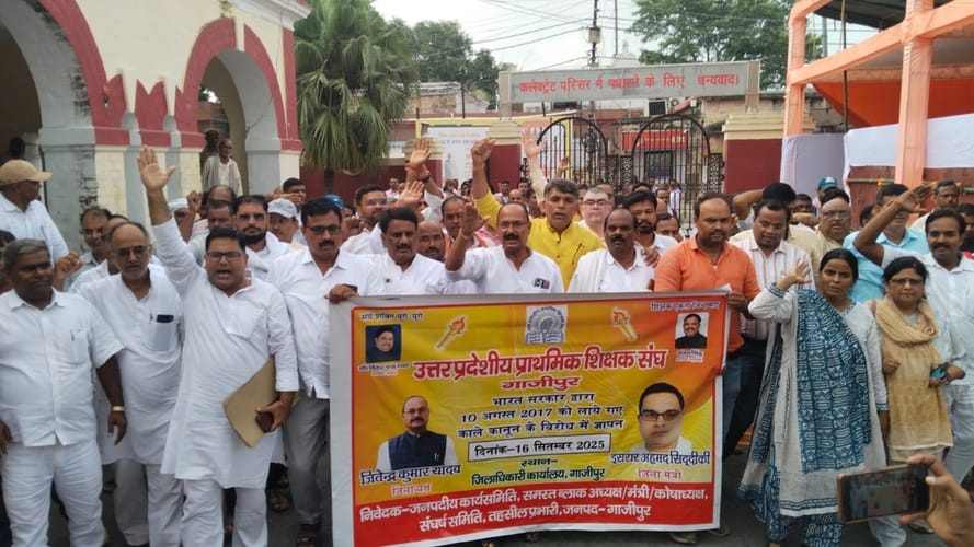 Teachers took out a march, demanding intervention in the TET case