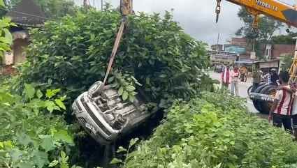 The car went out of control and fell into a ditch, junior engineer of the flood section narrowly escaped