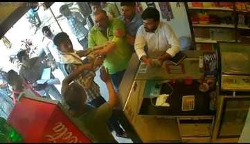 During checking, there was a fight between the electricity employee and the shopkeeper, video went viral