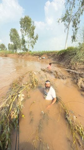 No trace of the minor girl who was swept away in Markanda even on the third day
