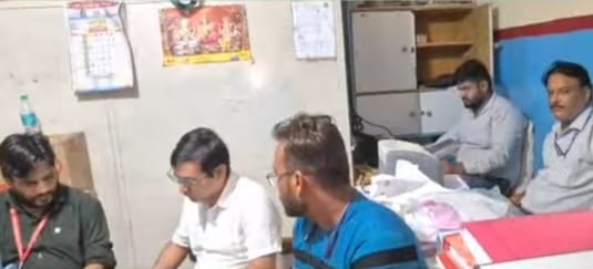 कार्रवाई करती टीम