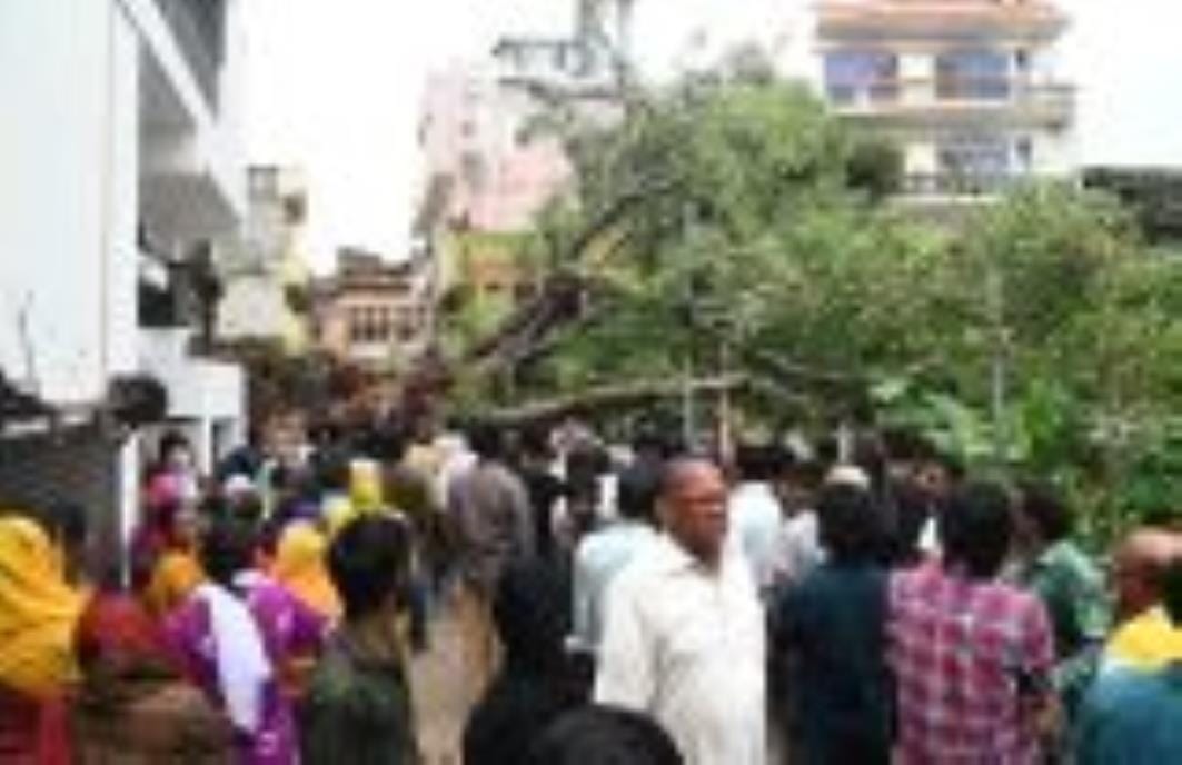 150 year old peepal tree fell, one dead, four injured