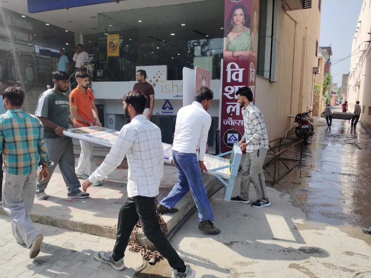Attack on encroachment... Generators placed in front of the bank and showroom on Model Road were removed, uproar over breaking of illegal flexes.