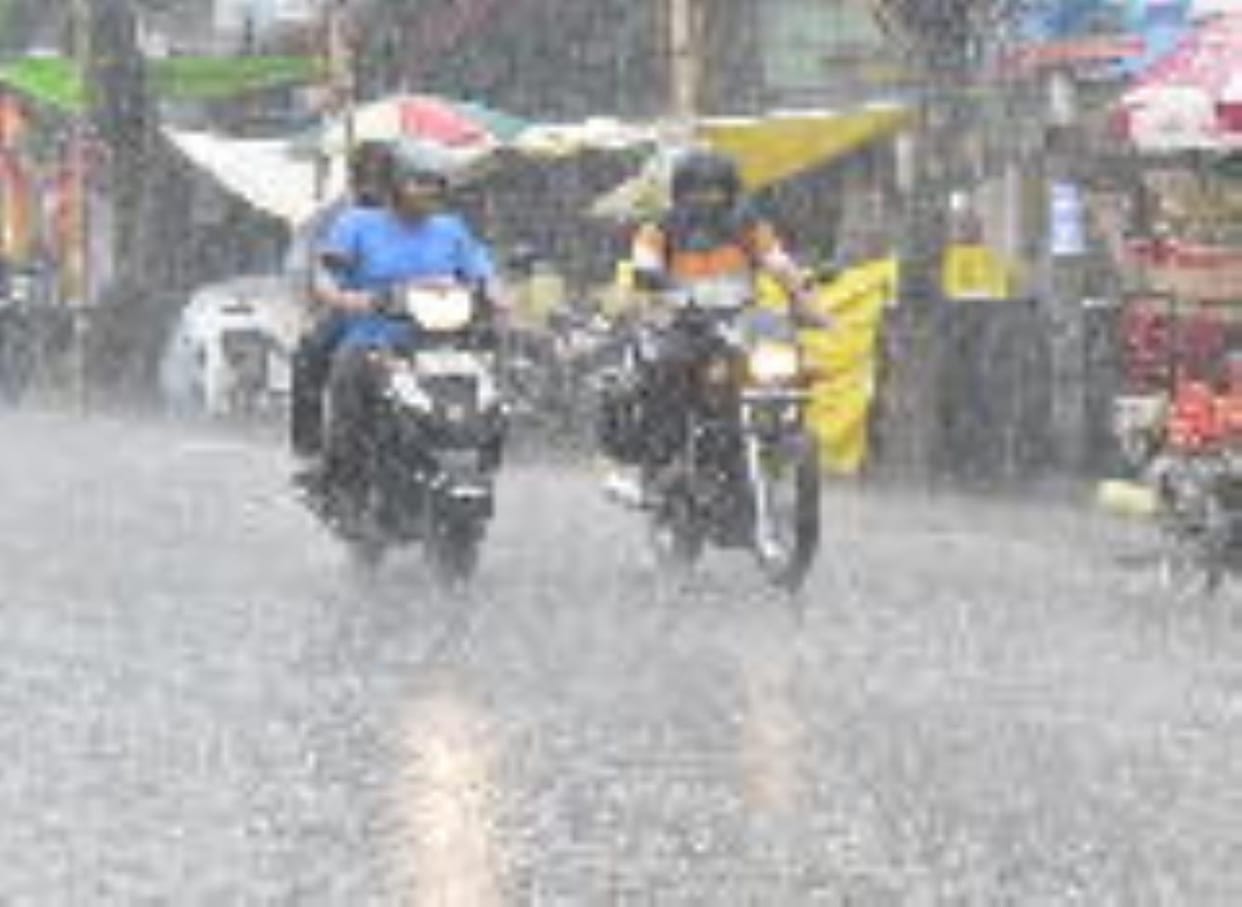 Gorakhpur News: Due to heavy rains, the lower areas of the city are submerged, the regulator is closed due to rising water level of Rapti river