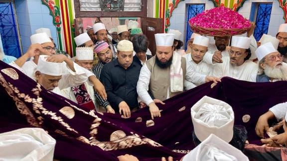 The series of prayers continued throughout the day during Urs