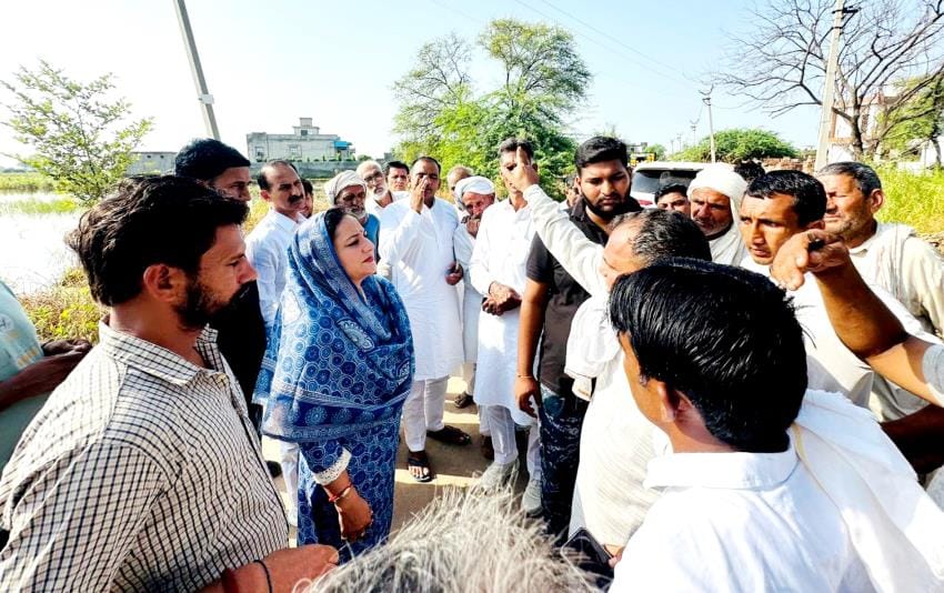 Sunaina Chautala arrived in Nahlau village on a tractor, saying - crops destroyed by waterlogging, the government has left farmers to their fate.