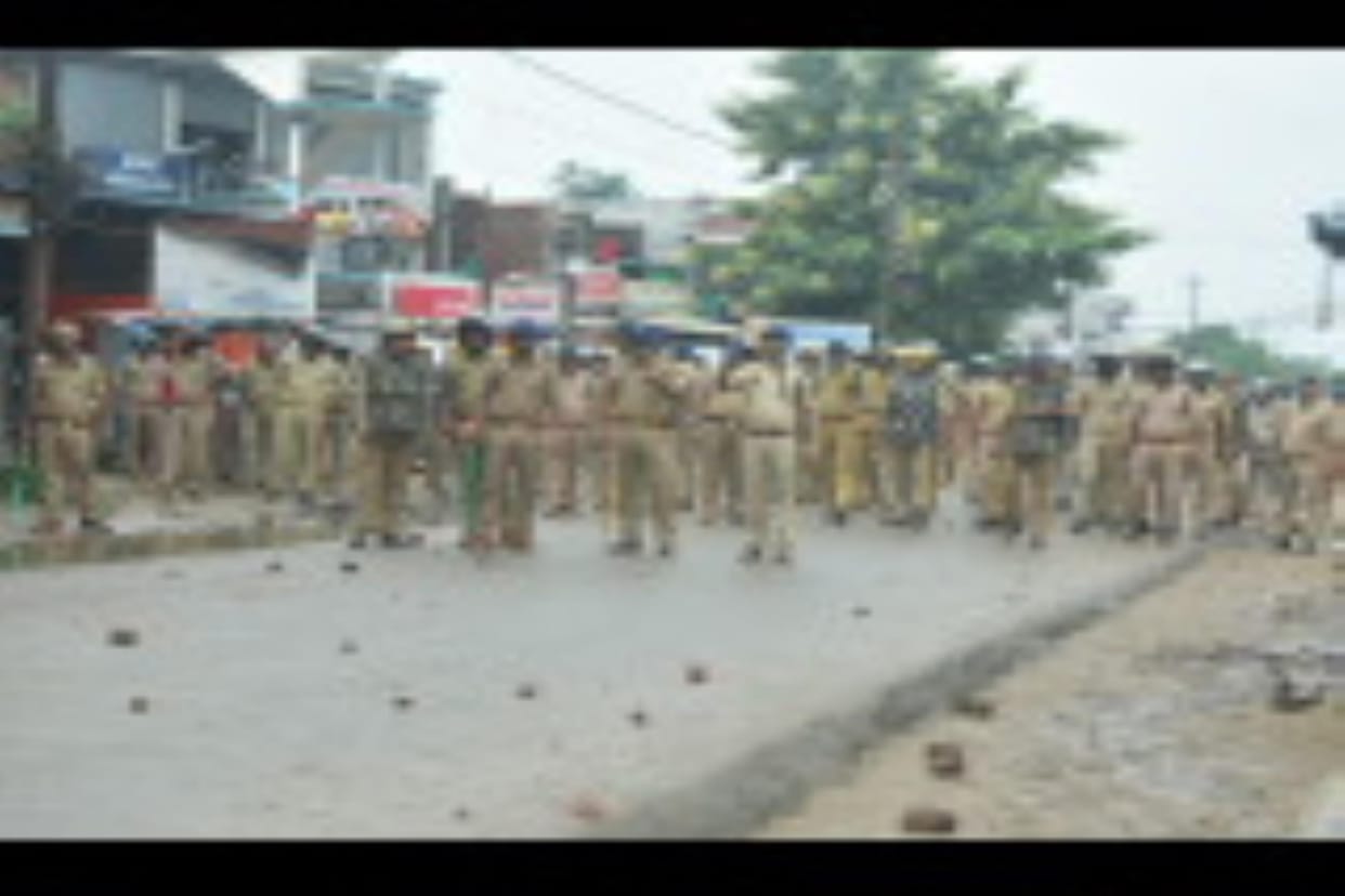 Gorakhpur News: Police arrived late... Villagers got angry when they tried to free the captured smuggler