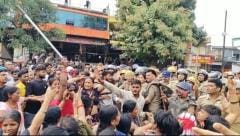 Gorakhpur News: Brutality: After the murder, the smugglers took a photo from Deepak's mobile and posted it on their status