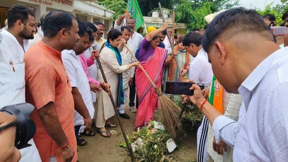 Seva Pakhwada started, public representatives gave the message of cleanliness by sweeping brooms.
