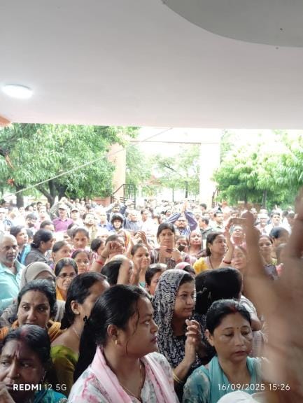 Teachers staged a strong protest against the compulsory TET