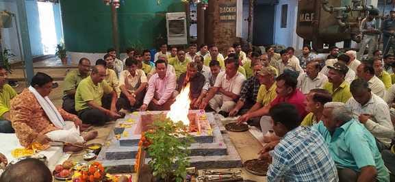 Havan-Pujan at Kinauni Sugar Mill on the occasion of Vishwakarma Jayanti