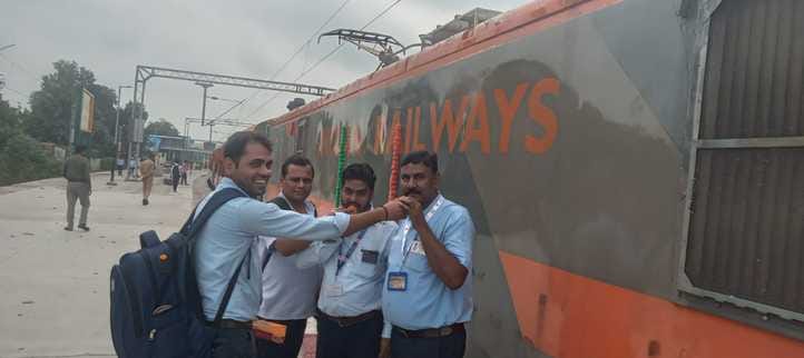 Seats in trains to Prayagraj and Banaras are full, there is a rush in general